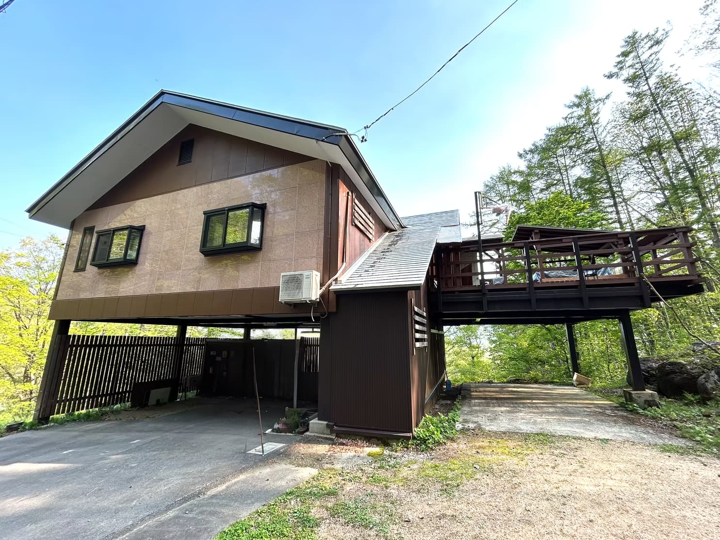 Front view of chalet-style house in Donguri Forest, Hakuba