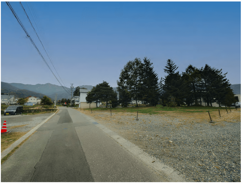 Roadside view of the 1,206㎡ plot in Mizuho, Hakuba – looking west